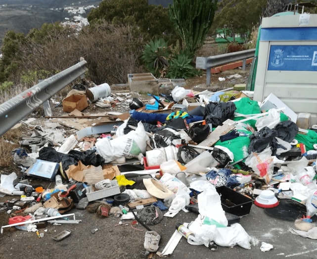 La basura, desperdigada junto a los contenedores de basura en la calle Tronchada (Foto TA)